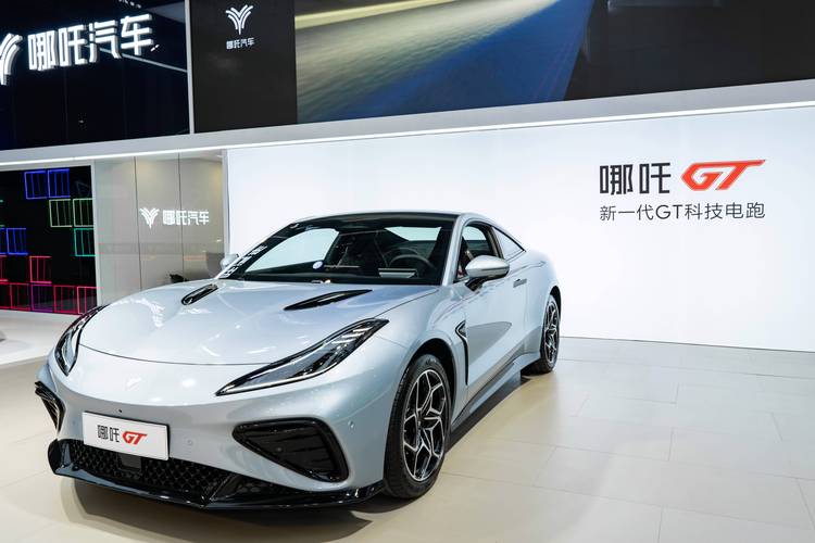 东莞81哪吒汽车在智能汽车领域的表现，领途汽车在新能源汽车市场中的影响力